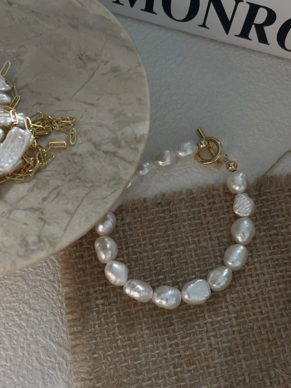 Baroque pearl bracelet for opposite sex