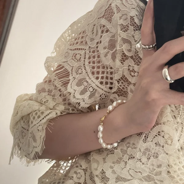Baroque pearl bracelet for opposite sex