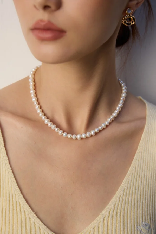 Minimalist French natural pearl necklace