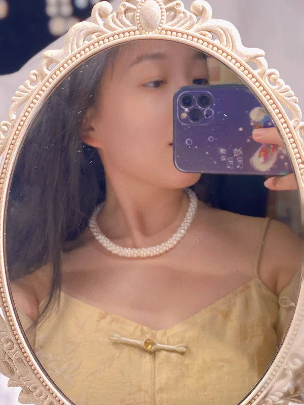 S003-04 Lifestyle shot: 45cm white freshwater pearl necklace on model