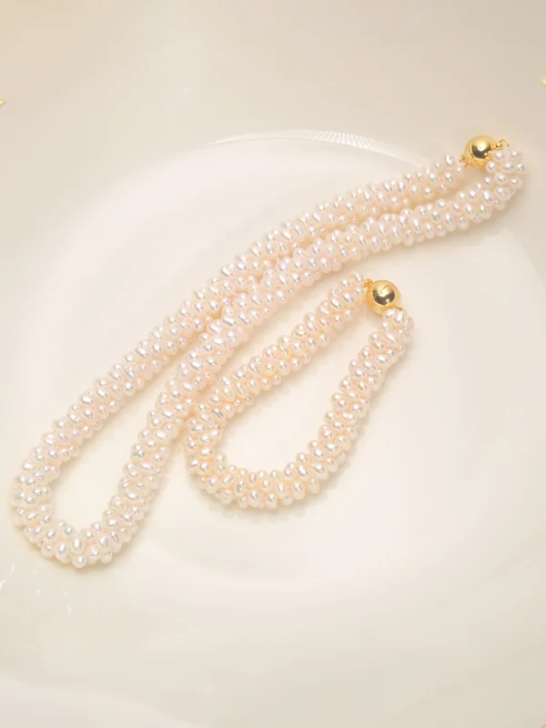 S003-18 Silver lantern clasp detail on freshwater pearl necklace