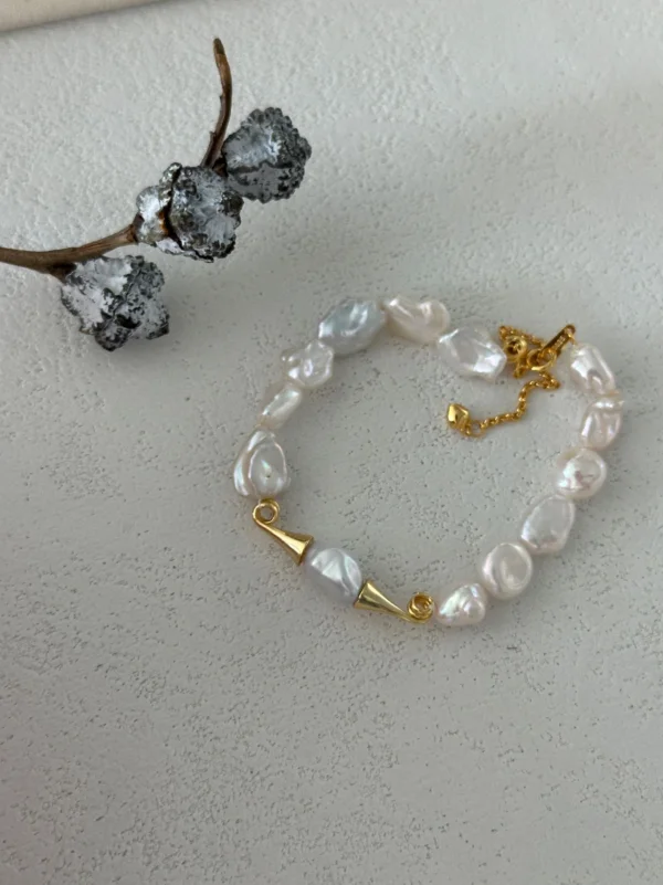 Baroque Pearl Bracelet โ Gold baroque freshwater pearl bracelet with gold-tone accents