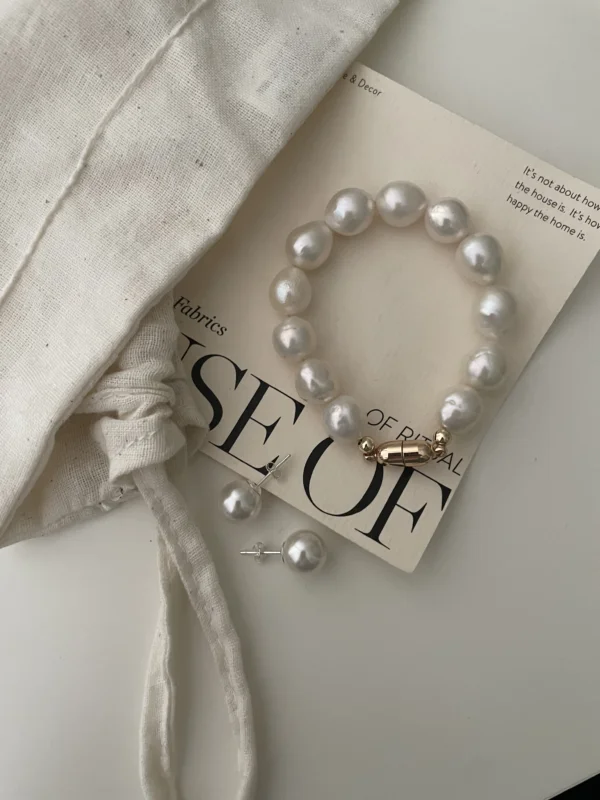 Baroque Pearl Bracelet - Large Mother-of-Pearl with Gold-Plated Finish A large Baroque pearl bracelet made of mother-of-pearl with a gold-plated clasp, elegantly displayed on a neutral background.