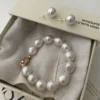 Close-Up of Baroque Pearl Bracelet - Large Mother-of-Pearl Beads Close-up view of a Baroque pearl bracelet featuring large mother-of-pearl beads and a gold-plated clasp.