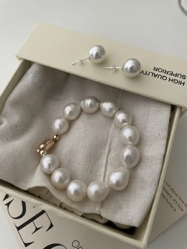 Close-Up of Baroque Pearl Bracelet - Large Mother-of-Pearl Beads Close-up view of a Baroque pearl bracelet featuring large mother-of-pearl beads and a gold-plated clasp.