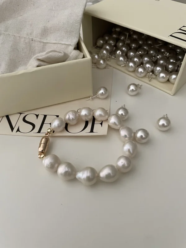 Baroque Pearl Bracelet with Packaging - Luxurious Gift Option Baroque pearl bracelet with large mother-of-pearl beads and gold-plated clasp displayed alongside its elegant packaging.