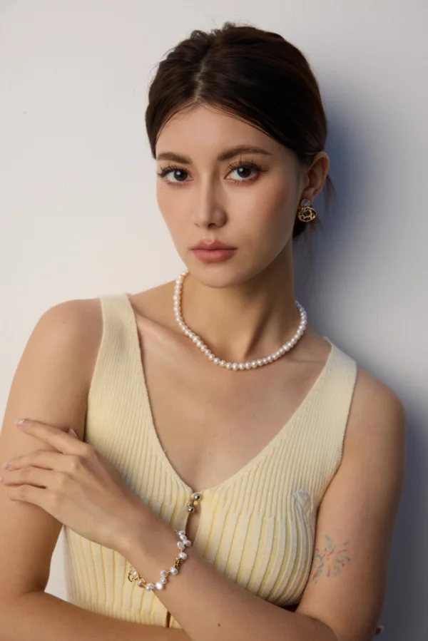 model wearing French natural pearl necklace with matching bracelet