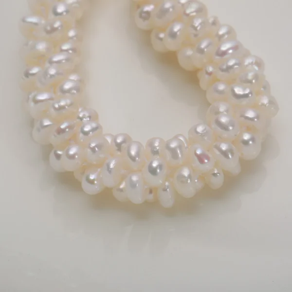gold magnetic clasp on mini freshwater pearl bracelet