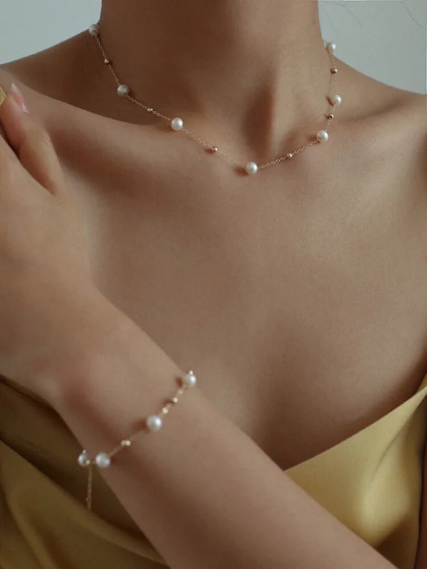 Gypsophila Pearl Necklace – Gold gypsophila freshwater pearl necklace gold vermeil on model