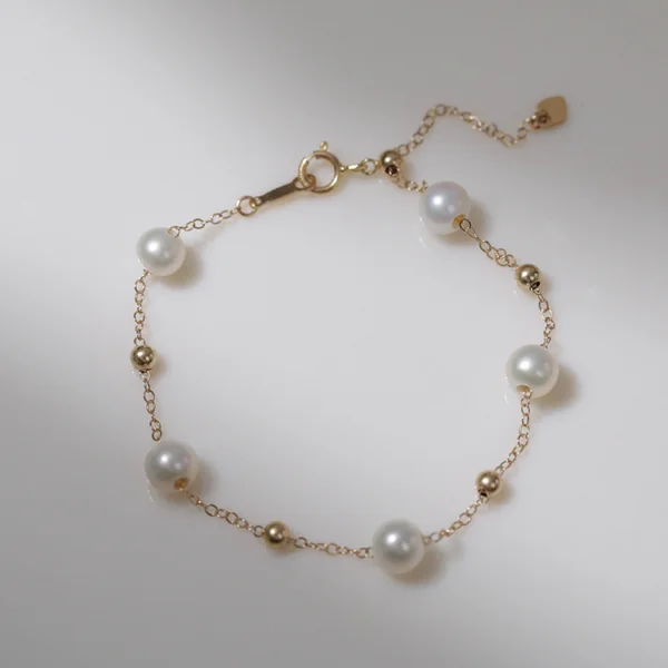 6–7 mm Pearl Detai close up 6–7 mm baroque freshwater pearls gypsophila set