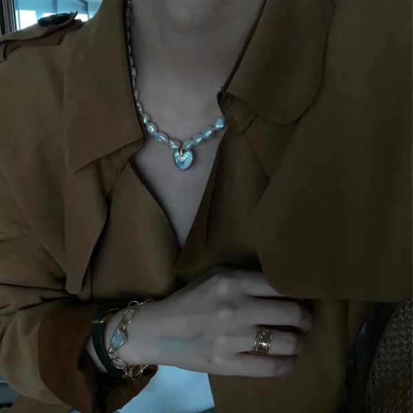 heart-shaped baroque pearl necklace worn on model with 44 cm bead chain