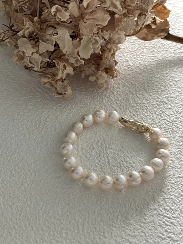 white baroque freshwater pearl bracelet 18–19cm gold clasp