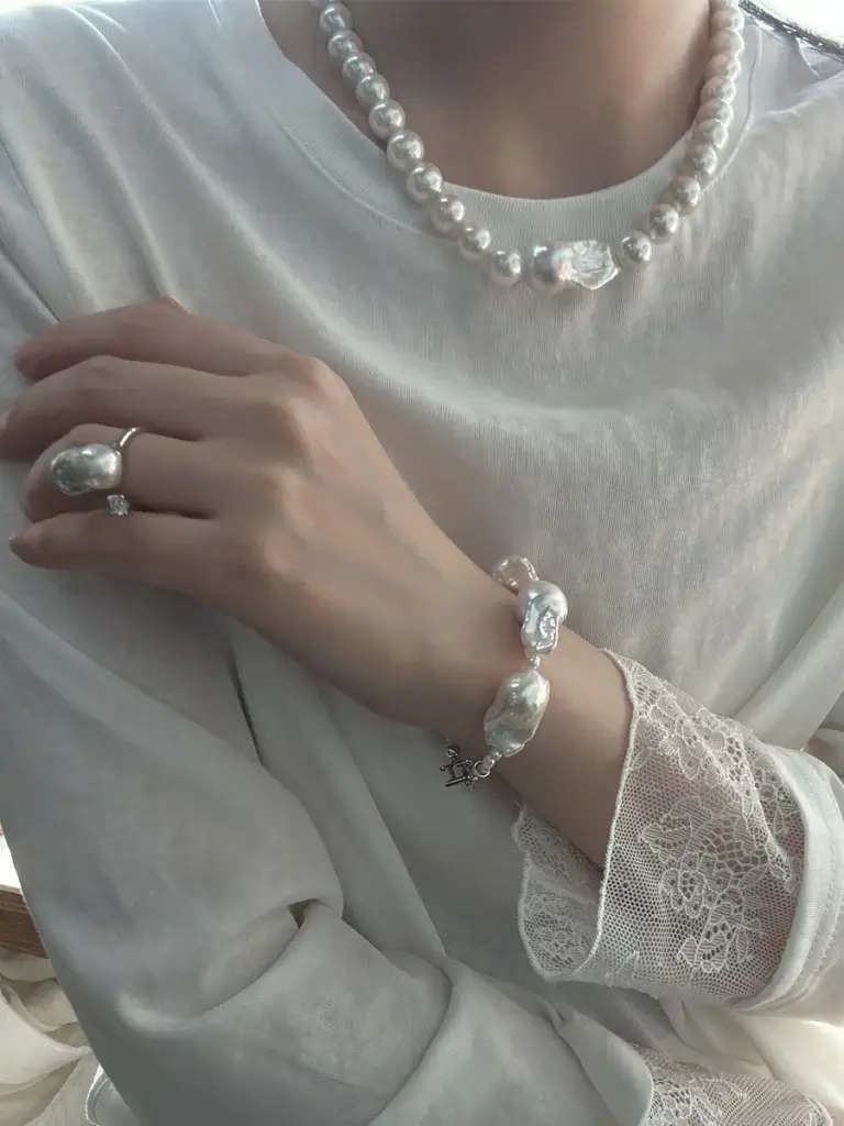 Freshwater pearl necklace paired with white clothes