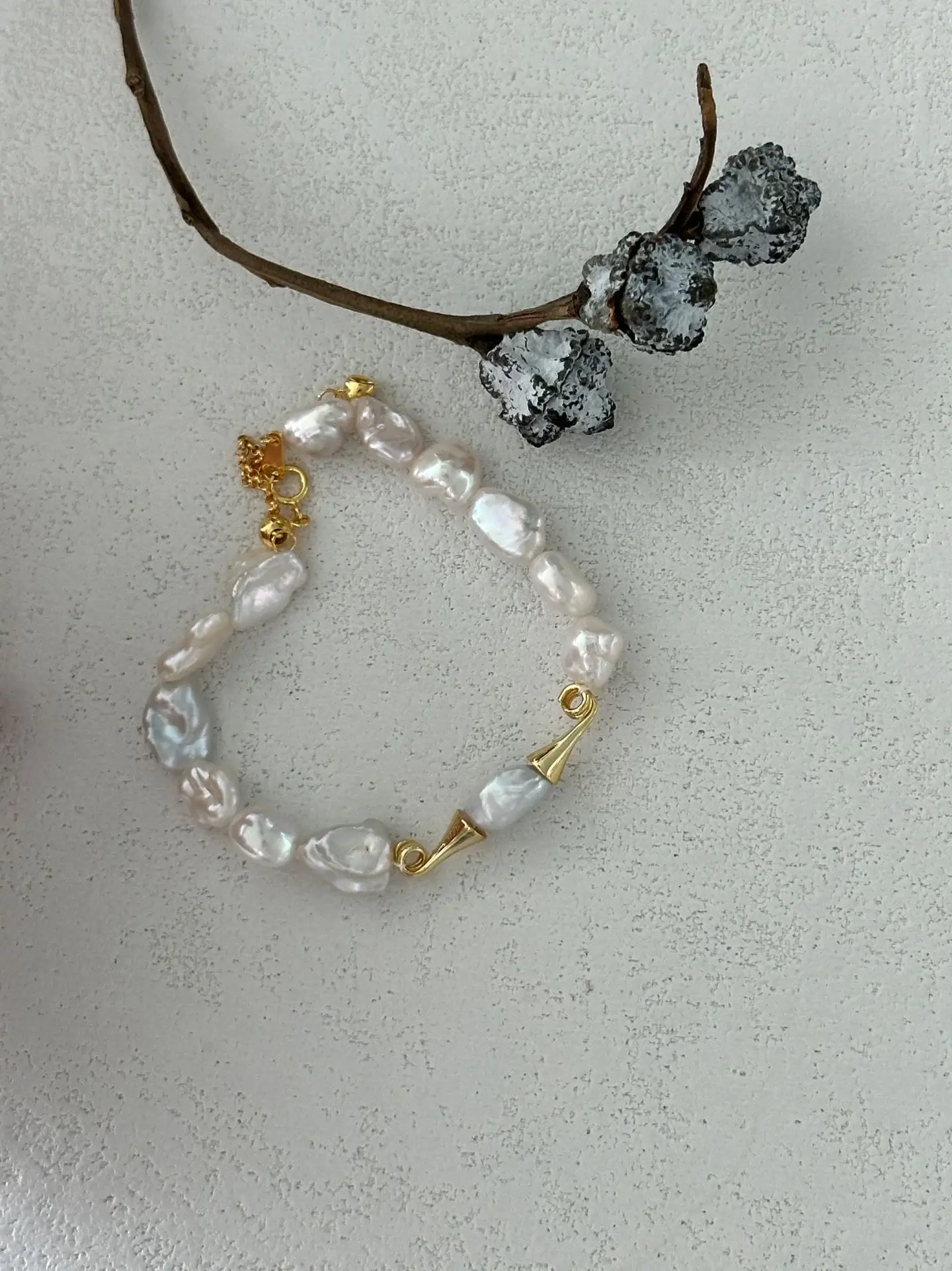 Baroque pearl bracelet with gold materials and peach pink pearls