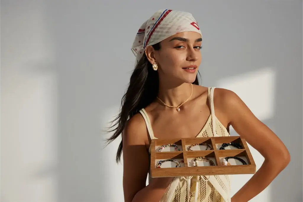 Woman wearing freshwater pearl jewelry with an everyday outfit
everyday wear